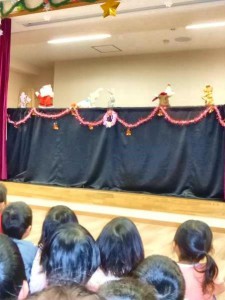 人形劇を支える会（保護者有志）の方々による人形劇。子どもたちがいつも楽しみにしています。ありがとうございました。